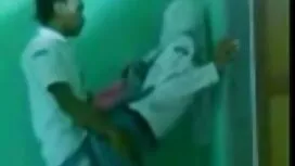 彼女と二人の友人は一緒に遊んでいますが、 ...