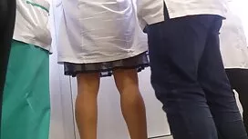 舌を貫通する猫を持つ老人 女の子 の た ...