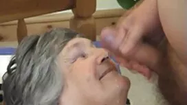 クリトリスを刺激するためにボールを使用し ...