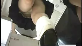 彼女は老婦人の世話をしなければならない人 ...