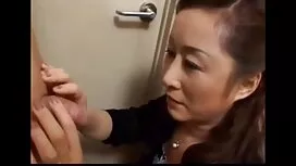 2つの危険な列車に接続されている 女性  ...