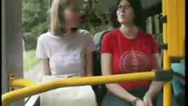 女の子与えますa年上の男とともに足広がり ...