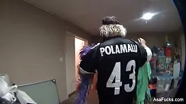 東洋の体操選手は彼女のコーチによって犯さ ...