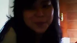 彼らはアムステルダムの街で売春婦をかわす ...